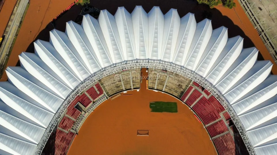 Fotos mostram estádios de Inter e Grêmio submersos no RS