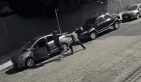VÍDEO: homem leva tiro ao tentar impedir assalto a carro estacionado
