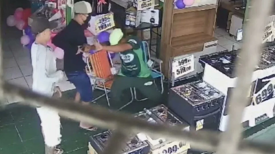 Vendedor é morto com 13 tiros em Manaus e vídeo regista assassinato