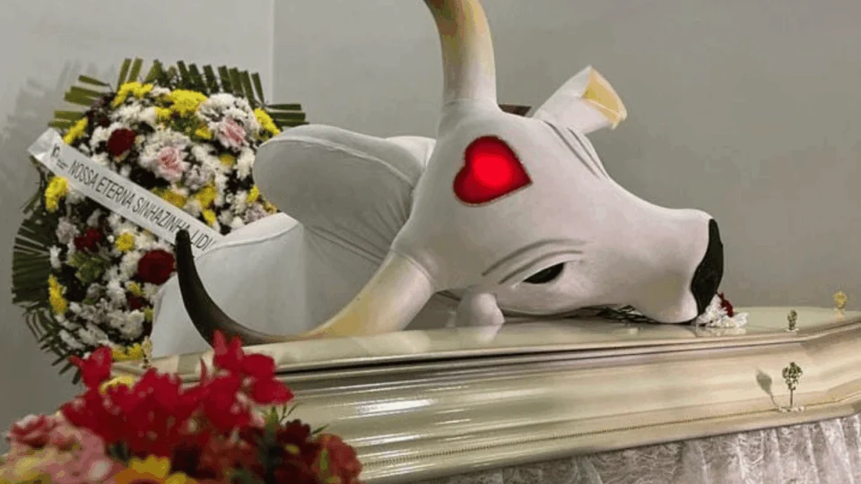 VÍDEO: Boi Garantido vai até caixão de ex-Sinhazinha e emociona em último adeus