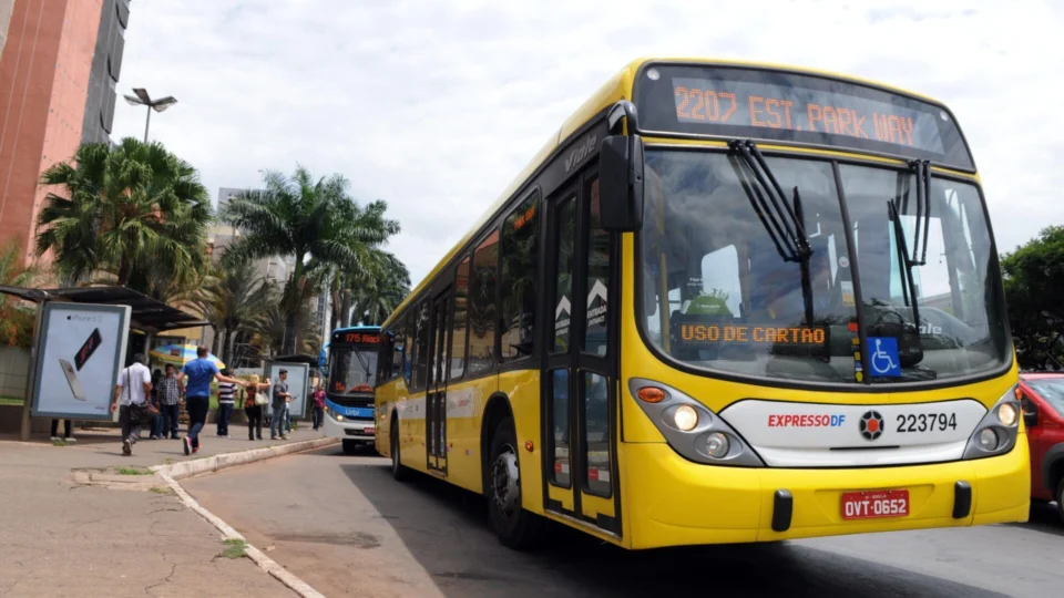 GDF regulamenta uso de cartões para pagamento em ônibus