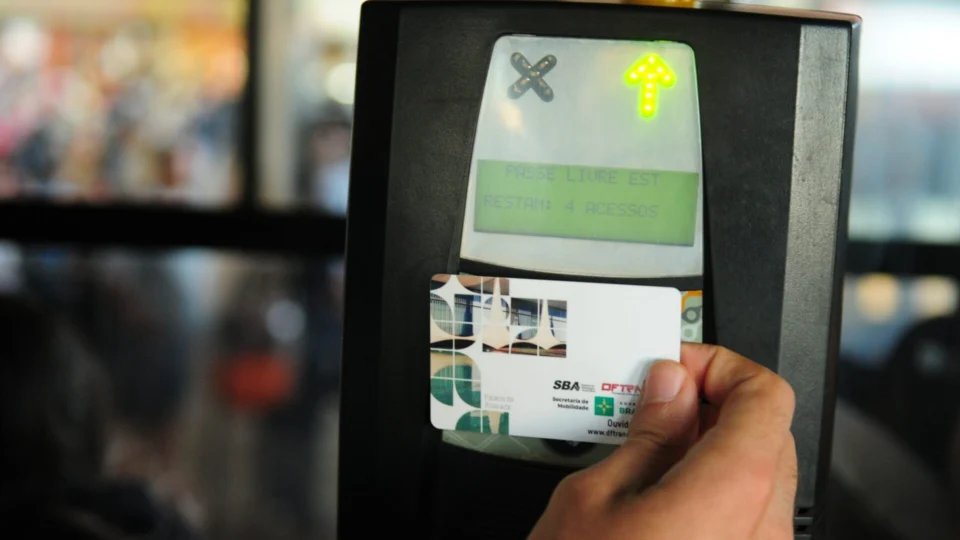 Estudantes com frequência escolar terão direito a transporte gratuito