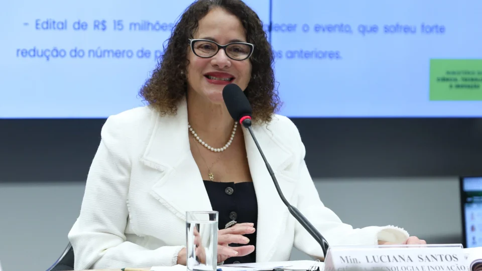 Ministra diz que Brasil ampliou maneiras   de prever eventos climáticos