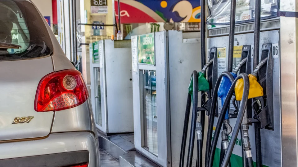 Dia sem imposto: gasolina a R$ 3,80 gera grande fila em posto