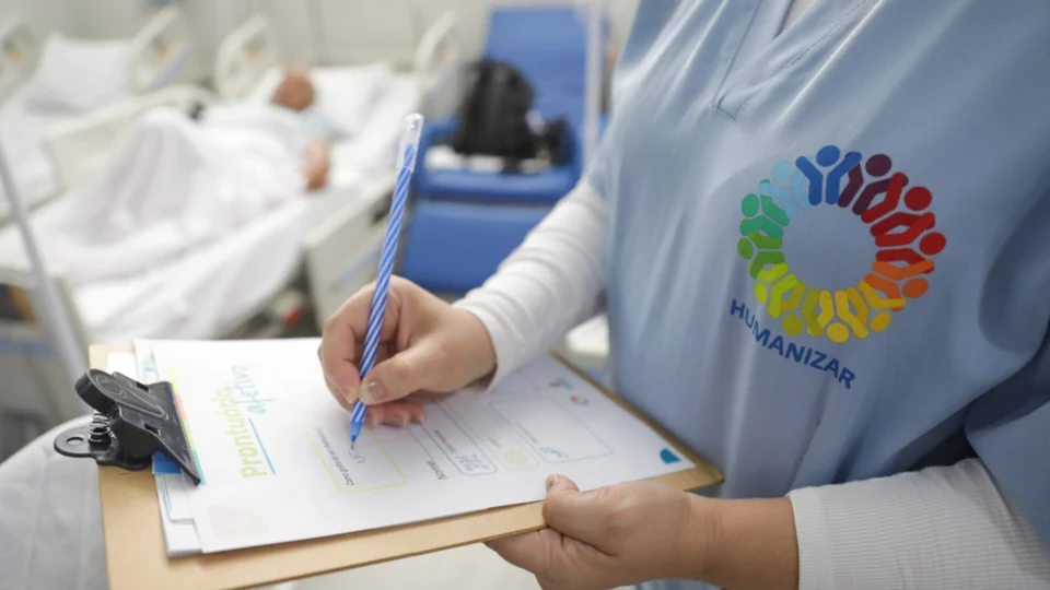 Técnicos de enfermagem adiam greve até quarta-feira (26)