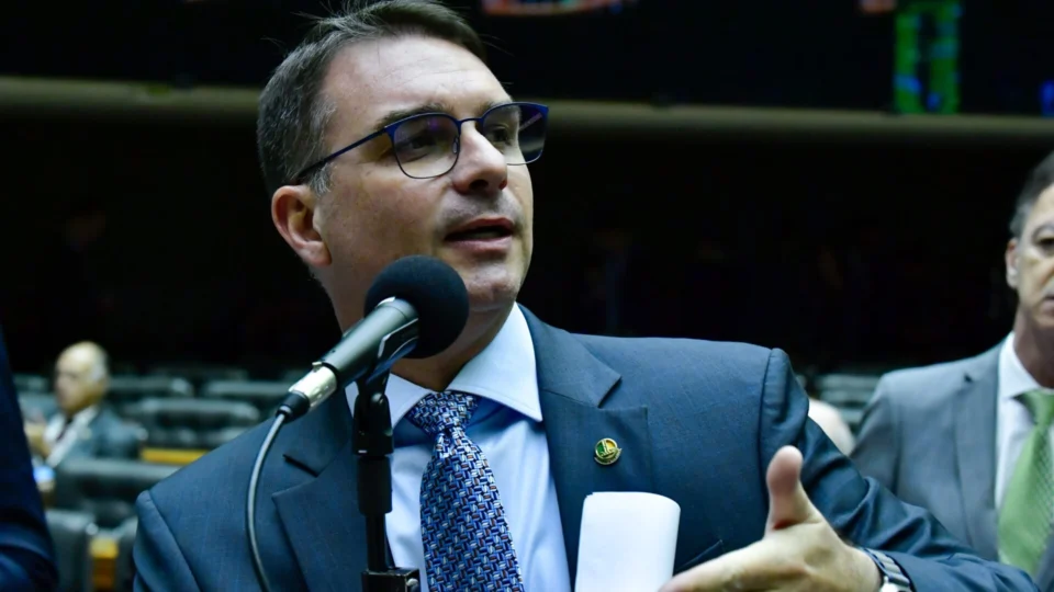 Flávio Bolsonaro diz que STF vai ‘abarrotar o SUS com viciados’