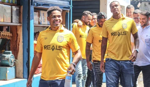 Veja comemoração dos jogadores do Amazonas em feira na zona Leste de Manaus
