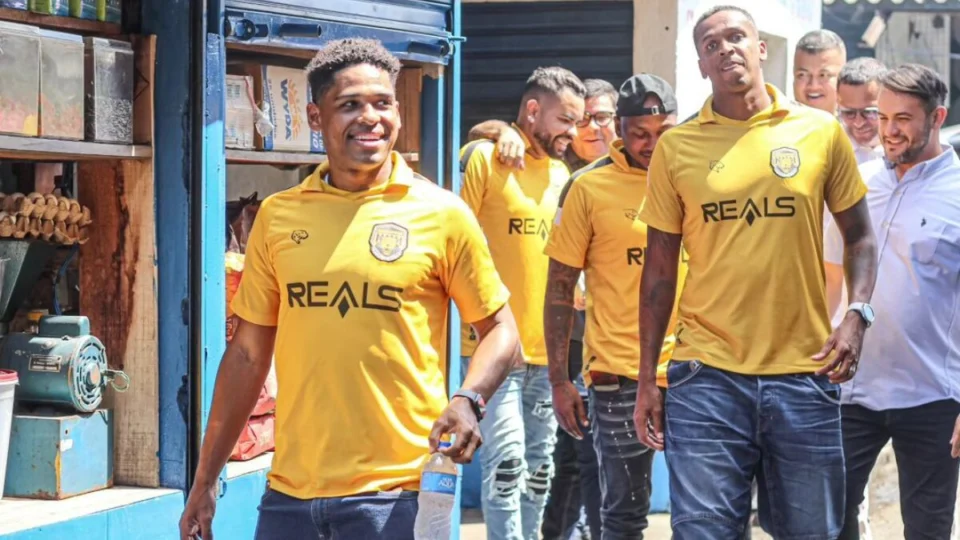 Veja comemoração dos jogadores do Amazonas em feira na zona Leste de Manaus