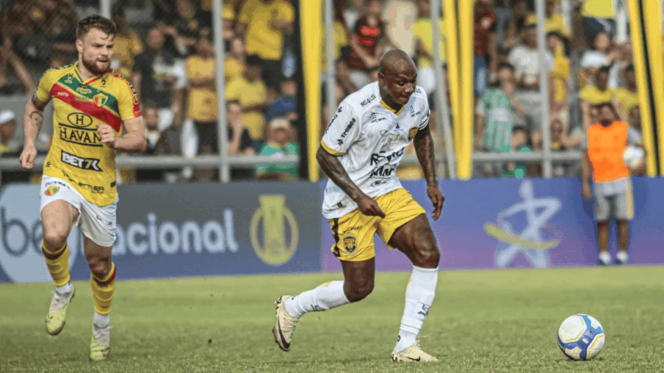Amazonas vence o Brusque com gol de bicicleta de Sassá