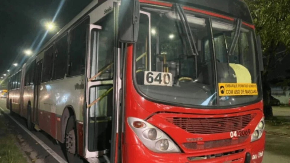 Ônibus da linha 640 é assaltado por criminosos armados em Manaus