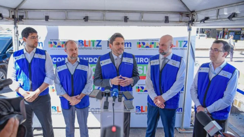 Ministro das Comunicações acompanha Blitz da Telefonia em Brasília