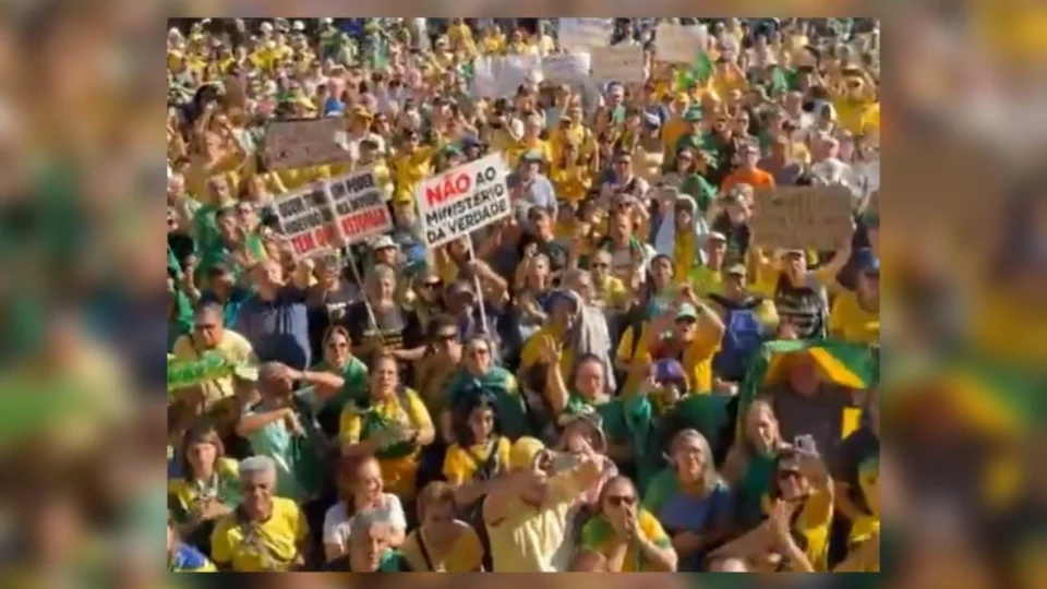 Vídeo: Bolsonaristas se reúnem para pedir impeachment de Moraes e Lula