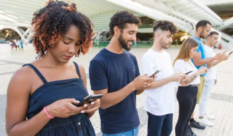 Curso gratuito tem 40 mil vagas para tornar jovens de baixa renda influencers