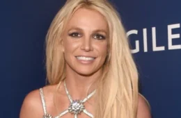 Britney Spears rebate críticas sobre seu corpo e abaixa biquíni