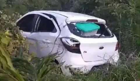 Vítimas são arremessadas de carro após pneu estourar, em Pacaraima