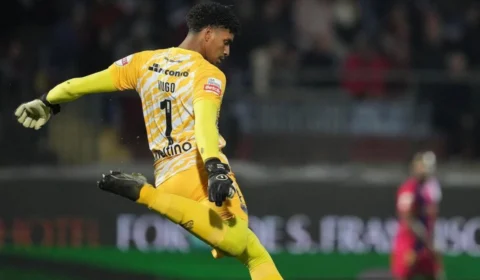 Corinthians encaminha contratação de goleiro do Flamengo