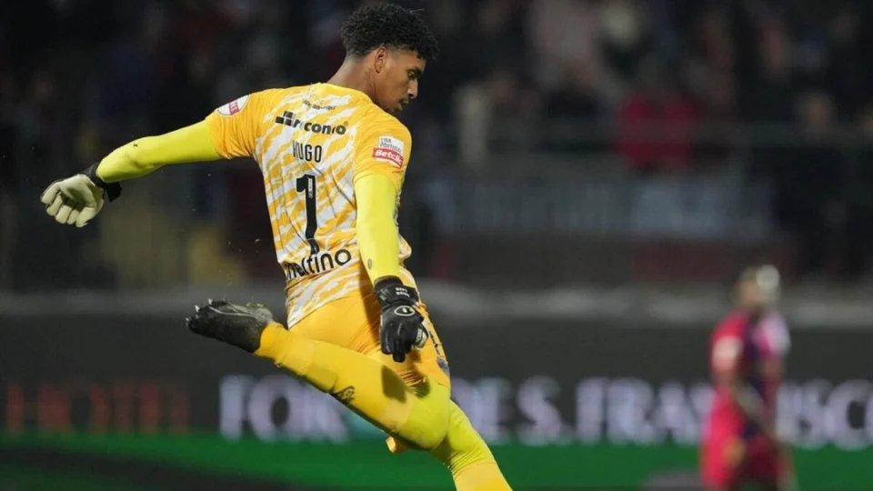 Corinthians encaminha contratação de goleiro do Flamengo