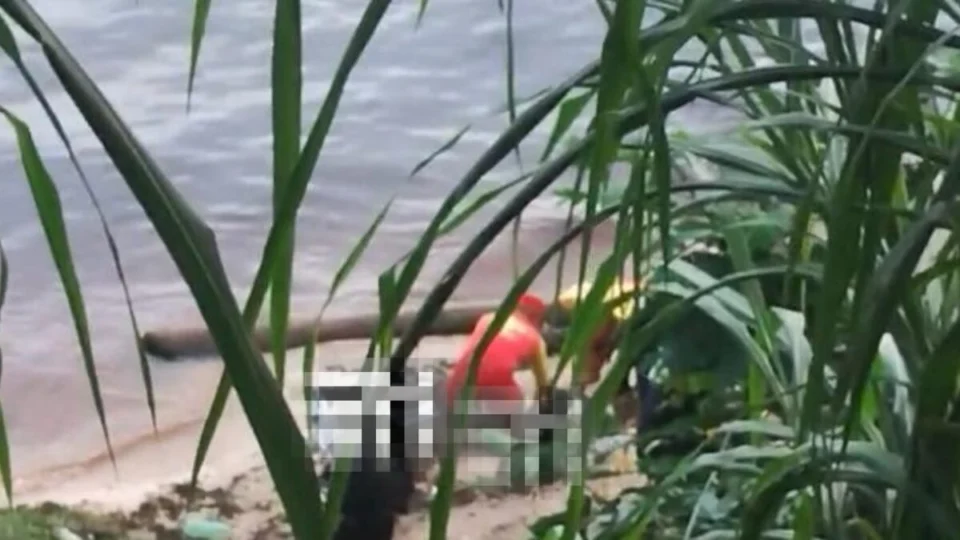 VÍDEO: corpo é encontrado boiando na Praia da Ponta Negra em Manaus