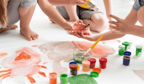 Criança de 3 anos morre engasgado ao comer bolo em creche