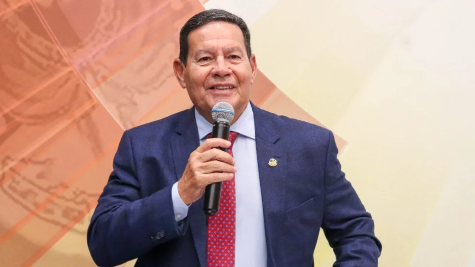 Mourão pede asilo político para presos do 8 de janeiro na Argentina