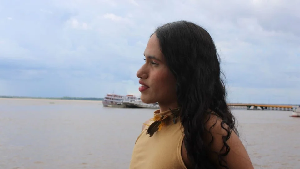 Orgulho LGBTQIAPN+: “Agarrada com minha nova certidão”, diz mulher trans de Parintins