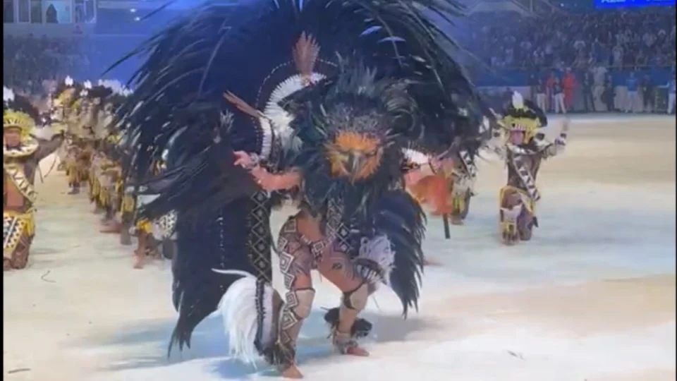 57º Festival de Parintins: cunhã-poranga do Caprichoso evolui na arena