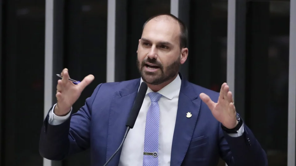 Eduardo Bolsonaro ironiza: ‘Trump precisa de mim financeiramente’