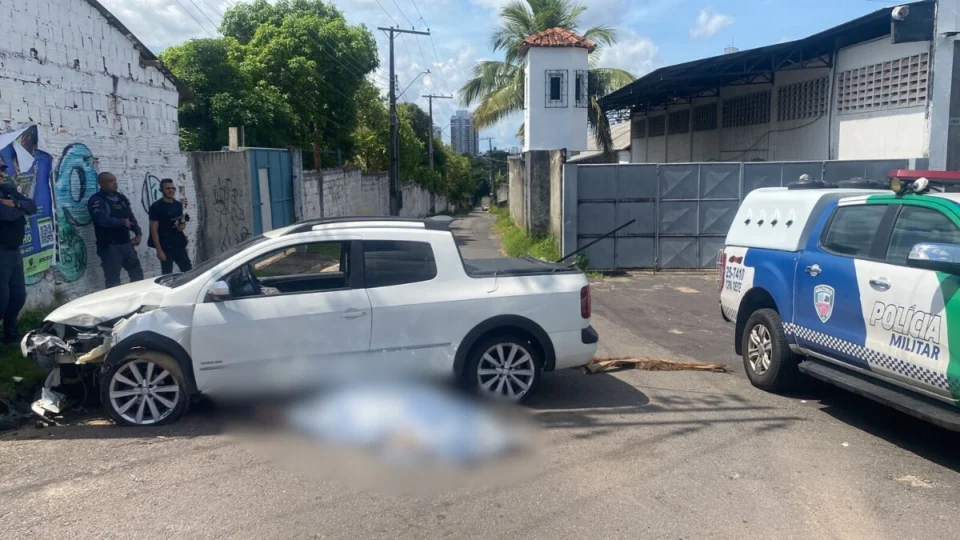 Empresário passa mal no volante e morre ao colidir em poste em Manaus