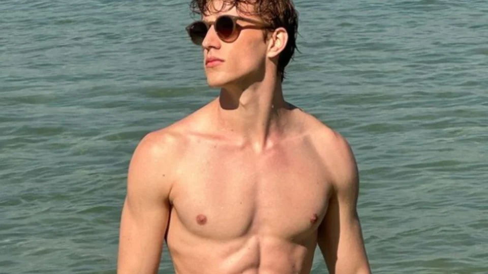 Ex-galã da Globo assume namoro com modelo 40 anos mais novo