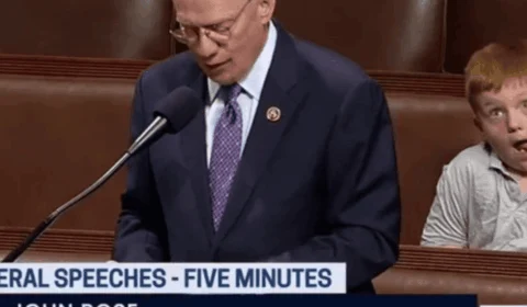 VÍDEO: filho de deputado republicano rouba a cena durante discurso