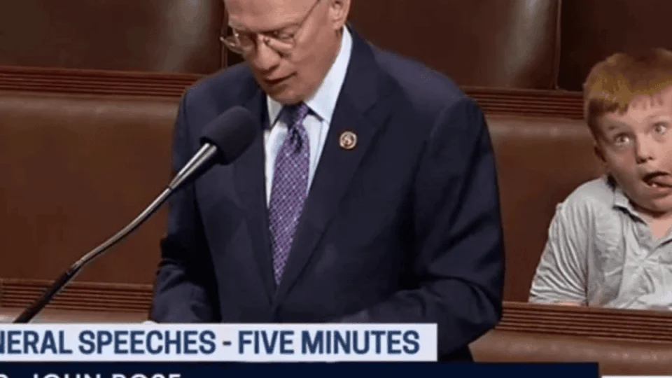 VÍDEO: filho de deputado republicano rouba a cena durante discurso