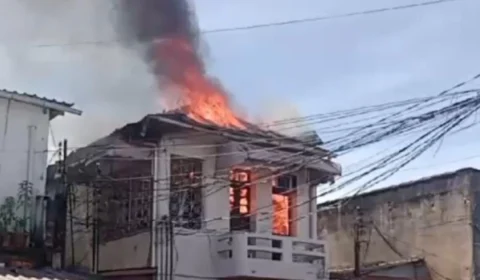VÍDEO: fogo se espalha por casa durante incêndio no bairro Praça 14
