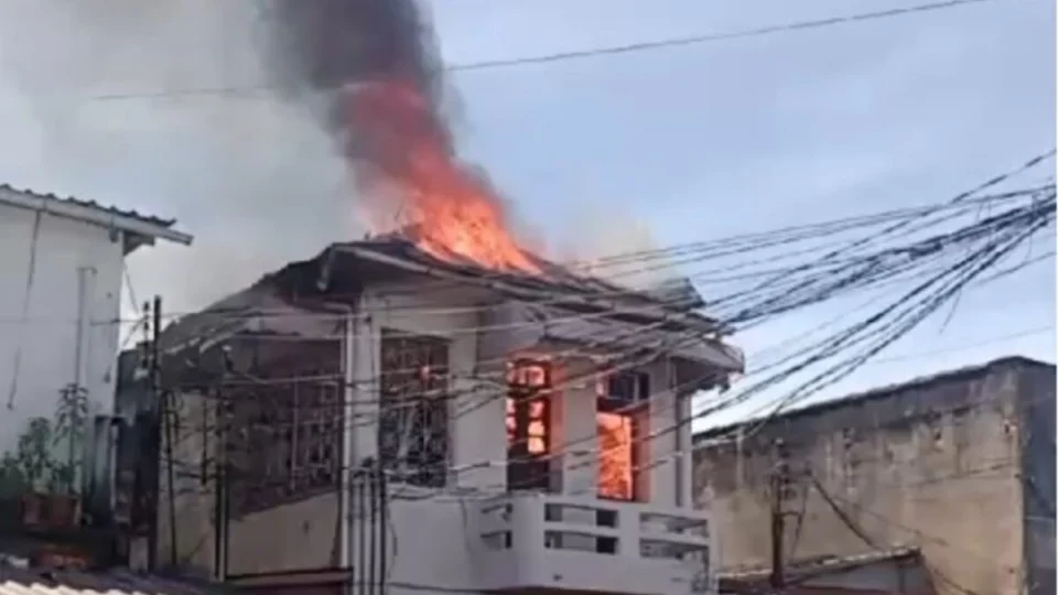 VÍDEO: fogo se espalha por casa durante incêndio no bairro Praça 14