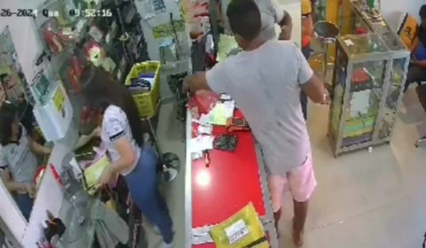 Homem finge ser cliente e furta celular dentro de ótica em Manaus