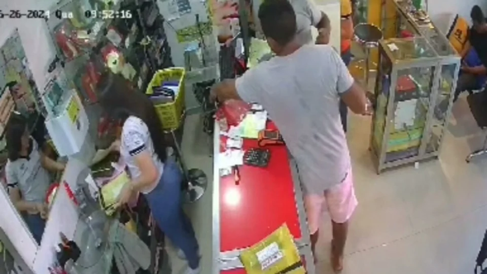 Homem finge ser cliente e furta celular dentro de ótica em Manaus