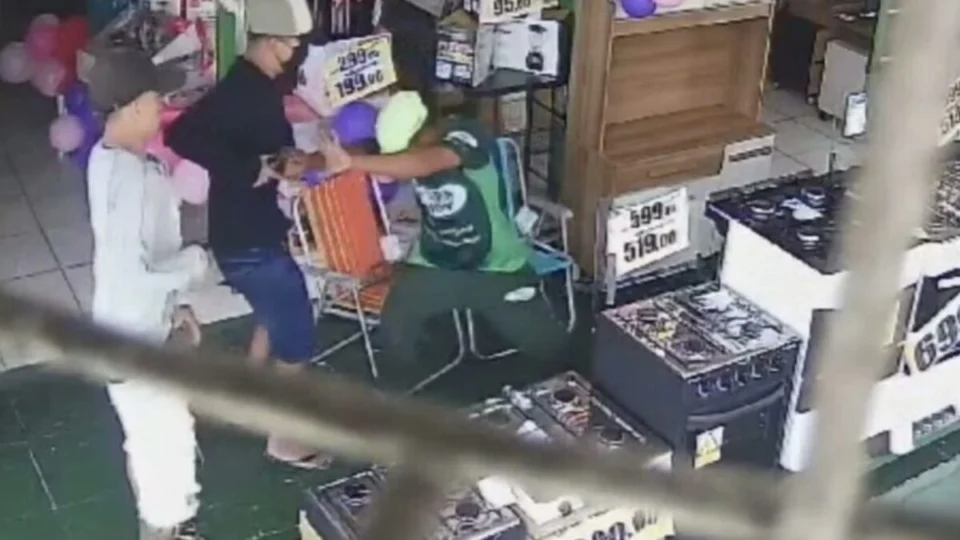 Homem suspeito de matar vendedor dentro de loja é preso em Manaus