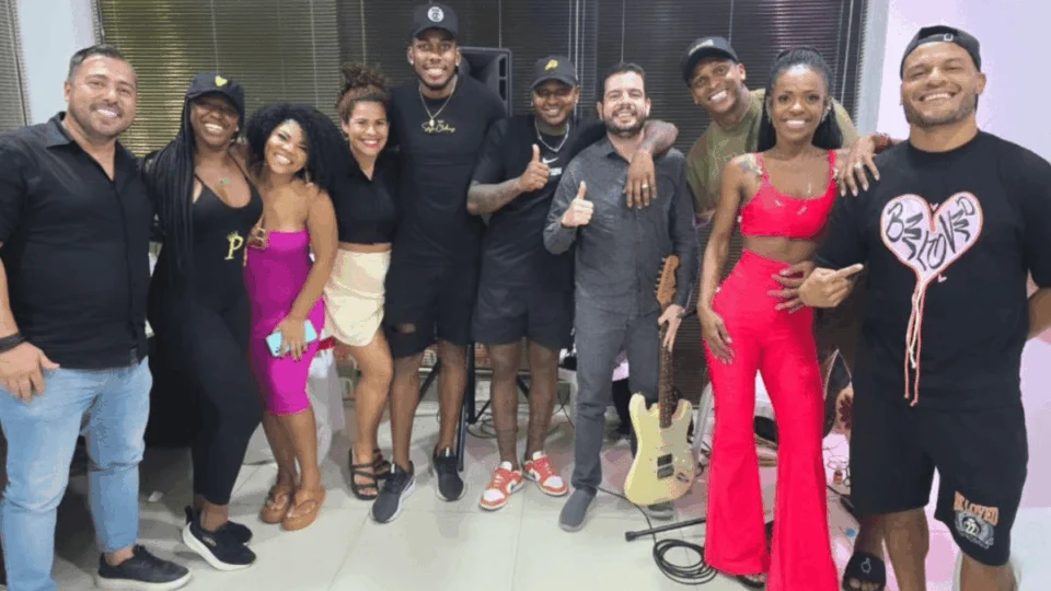 Jô, do Amazonas FC, inaugura loja de roupas com a esposa
