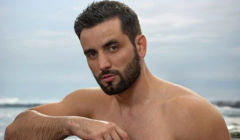 Matteus Amaral faz ensaio de fotos ousadas no rio Negro, no Amazonas