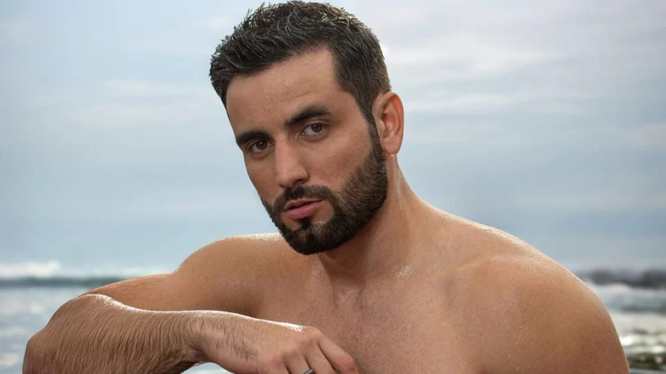 Matteus Amaral faz ensaio de fotos ousadas no rio Negro, no Amazonas