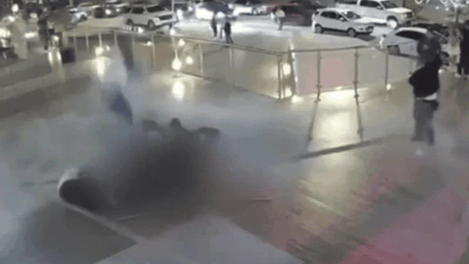 VÍDEO: Vidraça de bar desaba e deixa dois mortos e dez feridos