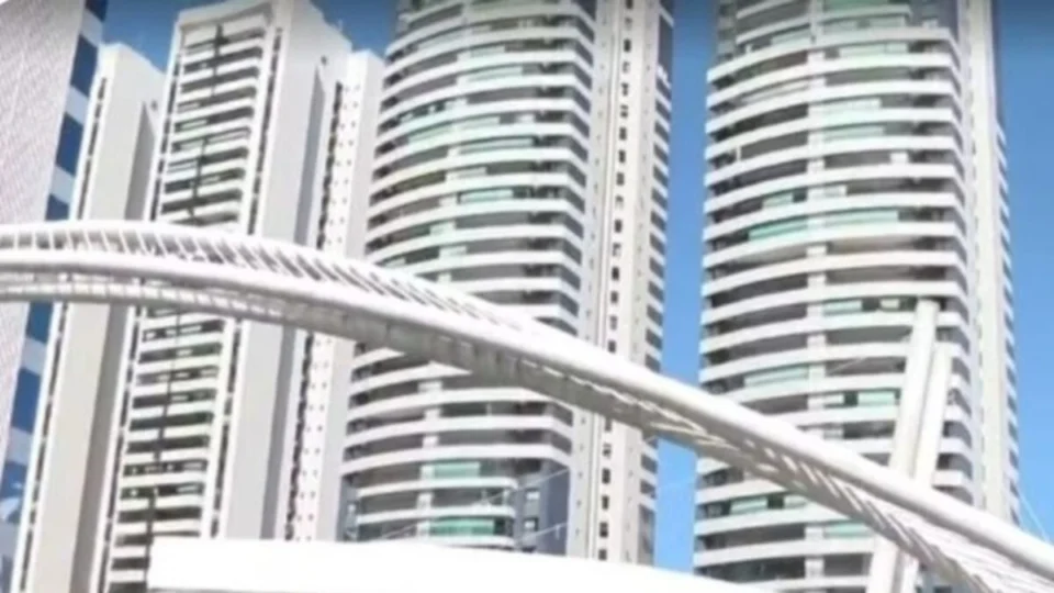 Mulher pula do quinto andar de um prédio para fugir do companheiro