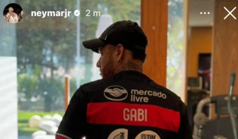 Neymar posta foto com camisa do Flamengo