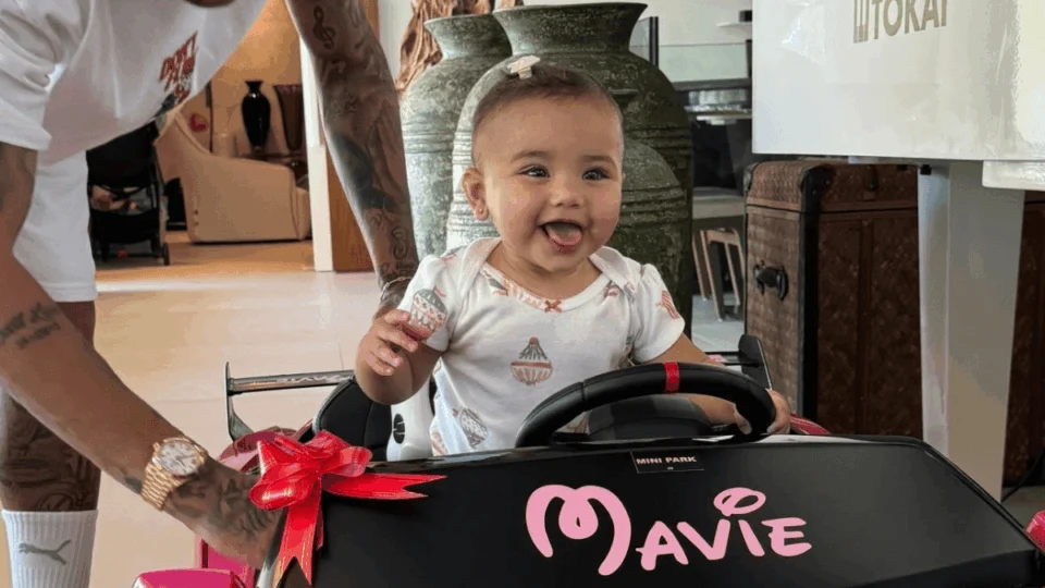 Neymar dá luxuoso presente à filha, Mavie: ‘Mini Lamborghini’