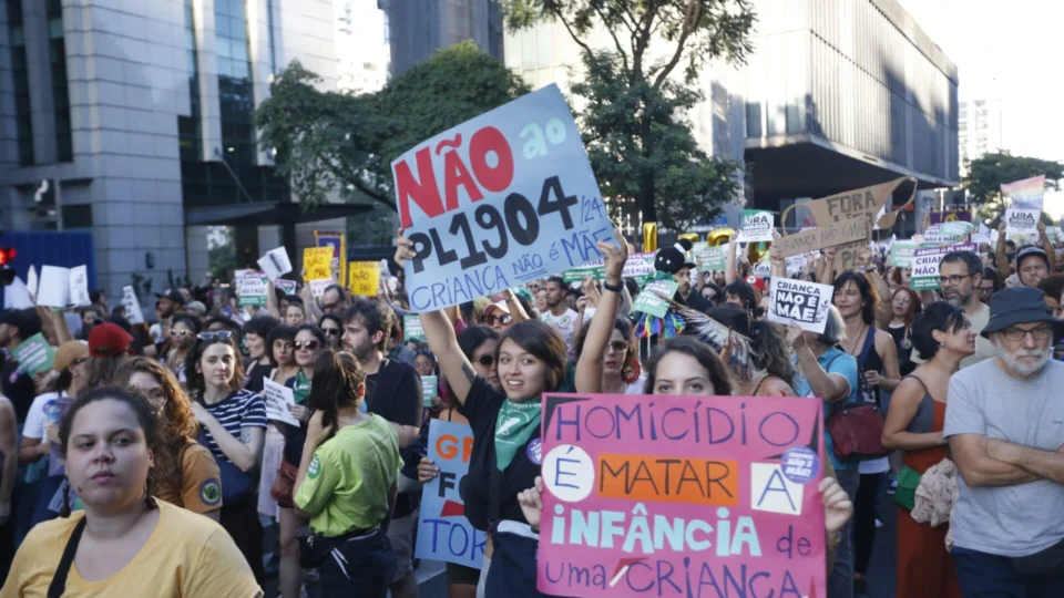 PL do aborto: 88% discordam totalmente do projeto