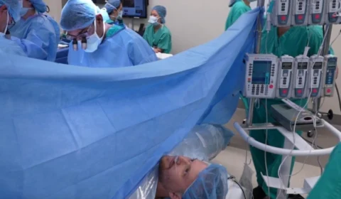 VÍDEO: paciente fica acordado e assiste ao transplante de rim