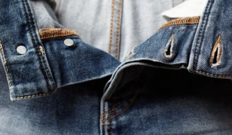 Porteiro abre zíper da calça e pergunta a jovem: “Você gosta?”