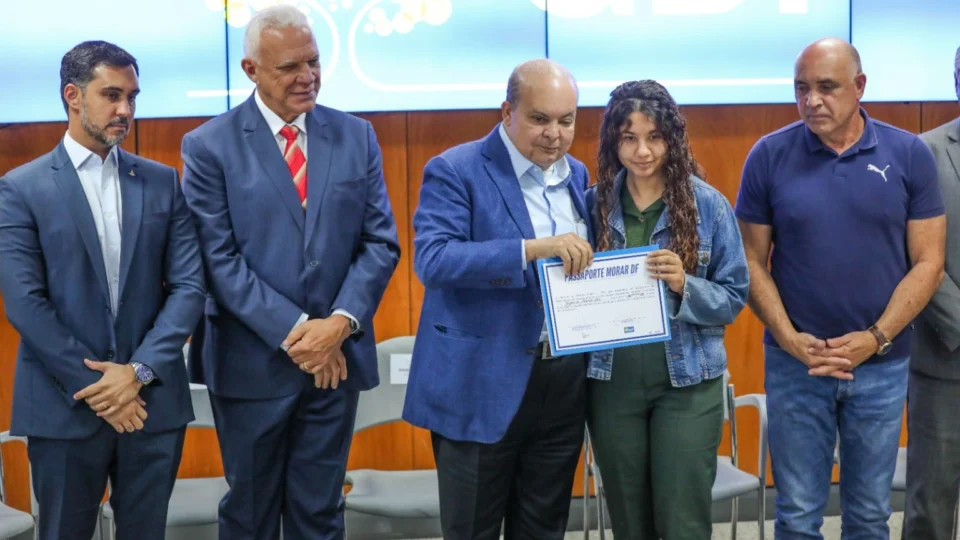Ibaneis entrega a famílias primeiros recursos do Morar DF