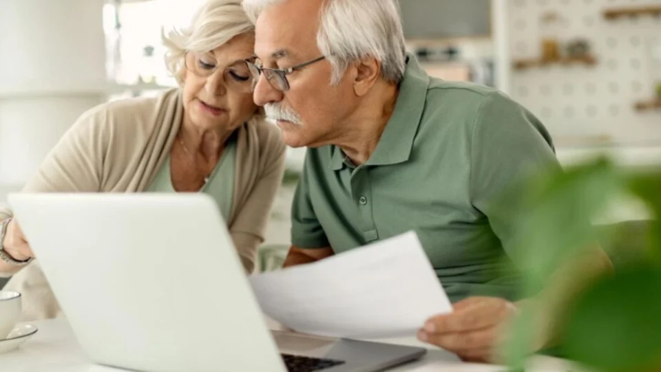 Quem pode se aposentar com 55 anos? Entenda benefício