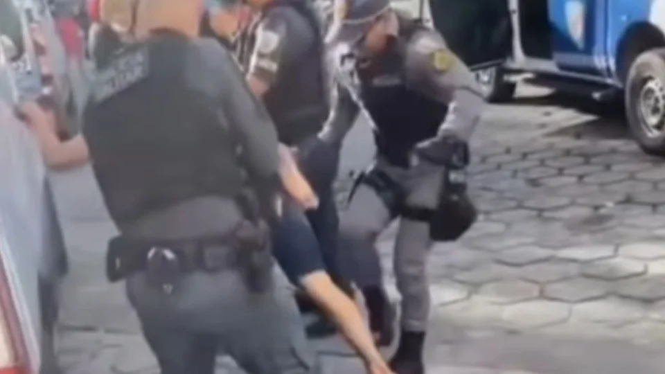 VÍDEO: Paciente bêbado agride profissionais de saúde em Manaus