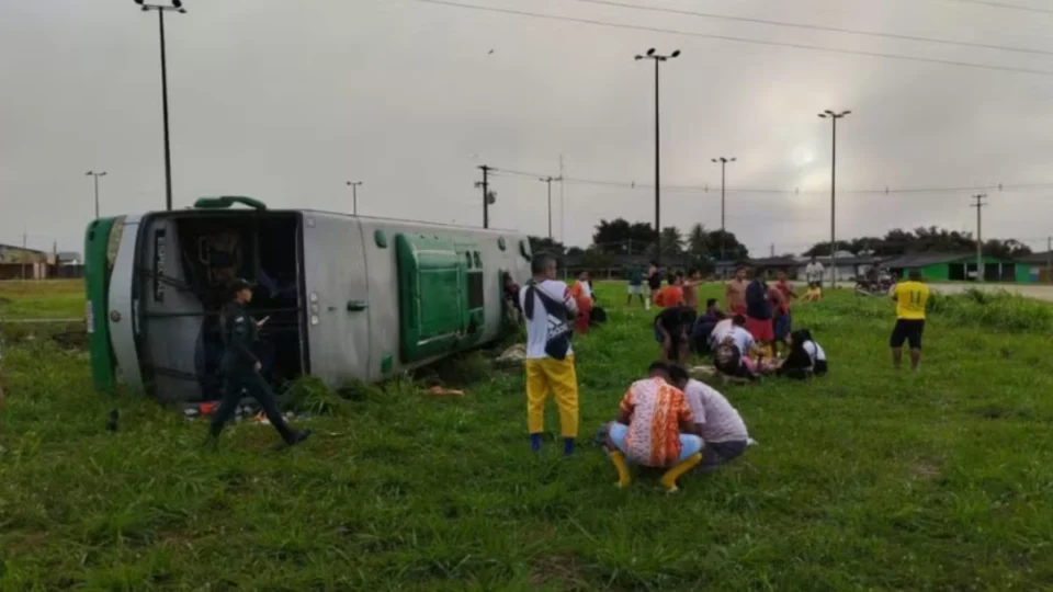 Uma pessoa ainda segue em acompanhamento hospitalar depois do tombo do ônibus em RR